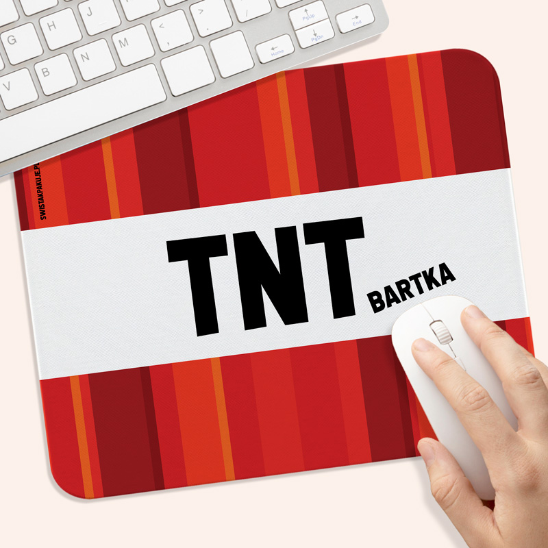 Podkładka pod mysz w czerwone i pomarańczowe paski z napisem "TNT" i imieniem "Bartka".