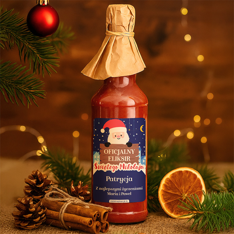 Butelka z etykietą "Oficjalny Eliksir Świętego Mikołaja" ozdobiona kapeluszem z papieru, umieszczona na tle choinkowych gałęzi, szyszek, cynamonu i suszonego pomarańczy; w tle rozświetlone światełka.