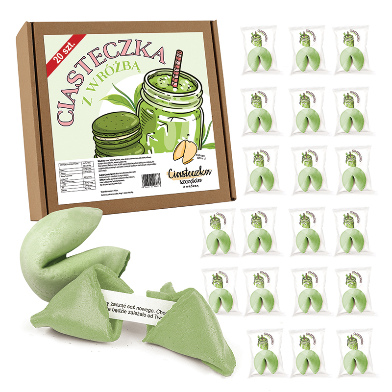 Opakowanie ciasteczek z wróżbą, zawierające 20 zielonych ciasteczek w stylowej pudełku z ilustracją zielonego napoju i orzecha, obok znajdują się wyjęte ciasteczka z wróżbą, jedno jest lekko otwarte, ukazując papierową wróżbę w środku.