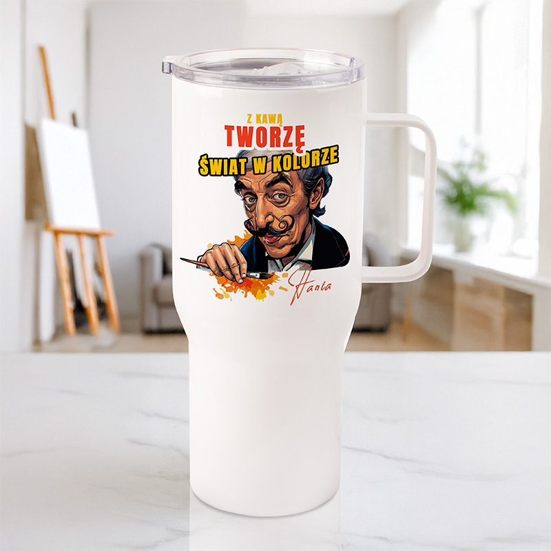 Kubek termiczny z grafiką przedstawiającą mężczyznę z wąsami, trzymającego pędzel i paletę, z napisem 'Z kawą tworzę świat w kolorze'. Tło to jasne wnętrze z wystawionym sztalugą.