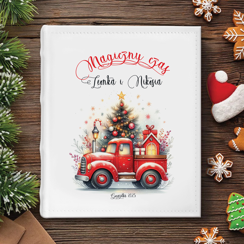 Ilustracja przedstawiająca czerwoną ciężarówkę z choinką i prezentami na tylnej płycie, z napisem 'Magiczny czas Leonka i Nikosia', otoczoną świątecznymi dekoracjami, takimi jak cukierki i śnieżynki.