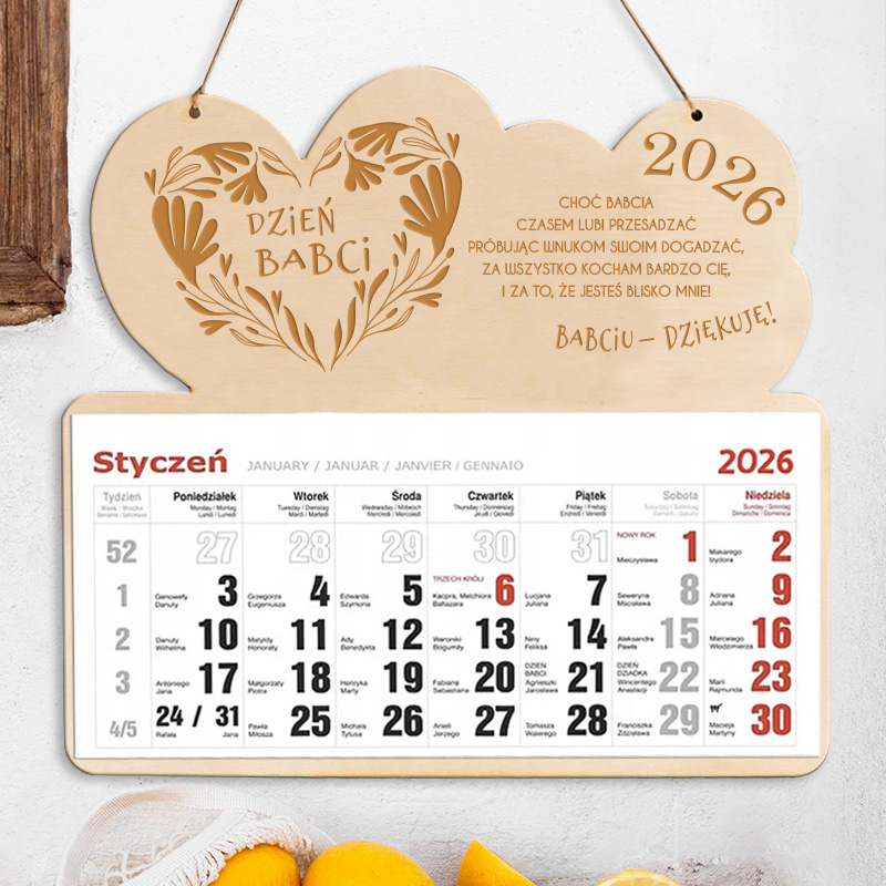 Drewniana tablica kalendarza na 2026 rok z napisem "Dzień Babci" i motywami roślinnymi, zawierająca miesięczny widok na styczeń.