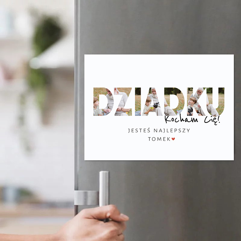 Magnet na lodówkę z napisem "Dziarku, kocham Cię!" oraz "Jesteś najlepszy, Tomek", w tle zdjęcia rodzinne.