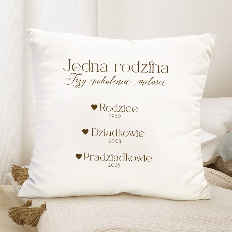 Poduszka z napisem "Jedna rodzina, trzy pokolenia miłości" oraz datami: Rodzice 1980, Dziadkowie 2003, Pradziadkowie 2025.