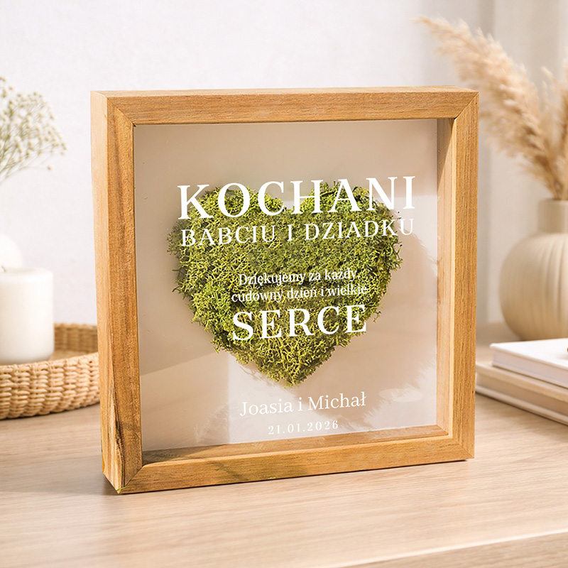 Ramka z muszkatołowcem w kształcie serca z napisem "Kochani Babciu i Dziadku" oraz podziękowaniami.