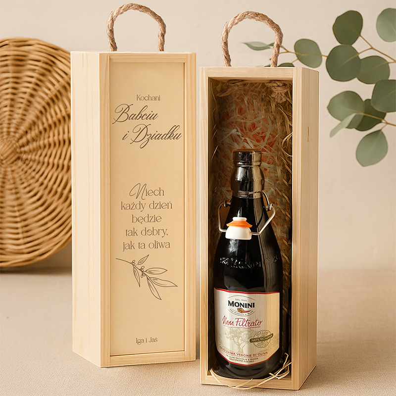 Elegancka drewniana skrzynka z butelką oliwy Monini oraz napisem dedykacyjnym dla Babci i Dziadka.