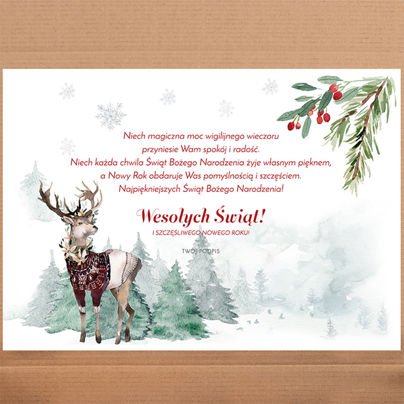 Kartka świąteczna z ilustracją renifera w swetrze, otoczona zimowym krajobrazem z lasem i śniegiem, oraz życzeniami Wesołych Świąt i Szczęśliwego Nowego Roku w stylizowanej czcionce.