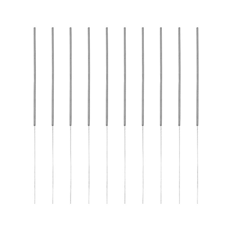 Zimne ognie jako atrakcja na imprezę. Dziesięć cienkich, prostych drutów, z widocznymi końcówkami, ustawionych równolegle w szeregu na białym tle.