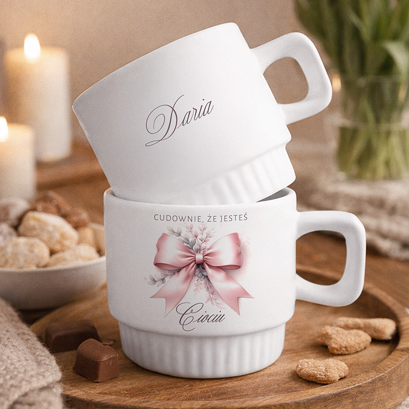 Dwie białe filiżanki, jedna na drugiej, z imieniem "Daria" i napisem "Cudownie, że jesteś"