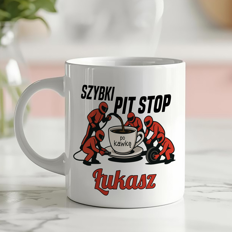 Biały kubek z grafiką przedstawiającą zespoł mechaników w czerwonych strojach pracujących przy filiżance kawy. Na kubku napis "SZYBKI PIT STOP po kawke" oraz imię "Łukasz".