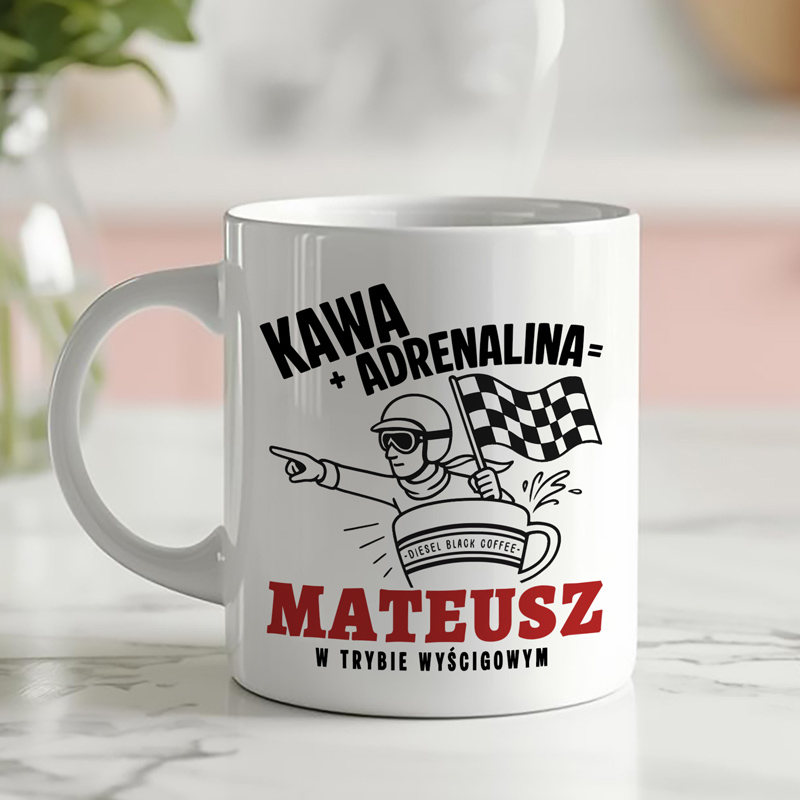 Kubek z napisem "KAWA + ADRENALINA = MATEUSZ", ilustrowany postacią w kasku, trzymającą flagę w wyścigach.