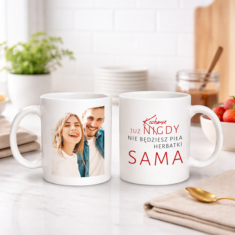 Kubek z uśmiechniętą parą oraz napisem "Kochanie, już nigdy nie będziesz piła herbatki sama".