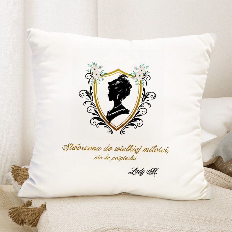 Poduszka ozdobna z wizerunkiem sylwetki kobiety, napisem "Stworzona do wielkiej miłości, nie do pospiechu" oraz inicjałami "Lady M".
