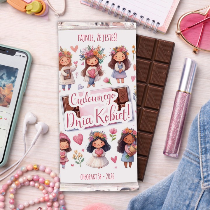 Czekolada z kolorowym opakowaniem z ilustracjami dziewczynek i napisem „Cudownego Dnia Kobiet!” na tle przyborów biurowych.