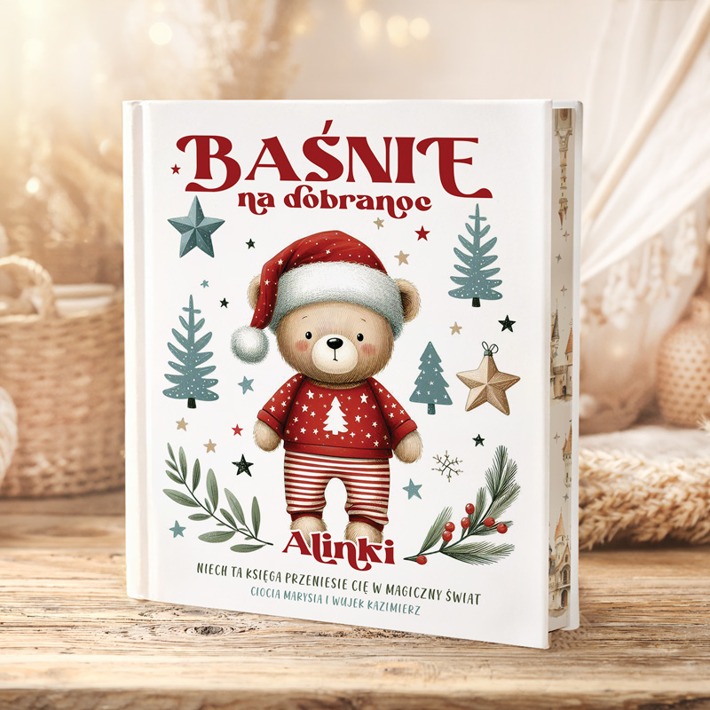 Ilustrowana książka dziecięca z misiem w czerwonym kapeluszu świątecznym, otoczona dekoracjami świątecznymi i gwiazdkami.