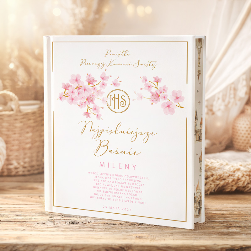 Książka z białą okładką ozdobioną kwiatami i złotym napisem "Najpiękniejsze Baśnie", z datą "25 maja 2027".