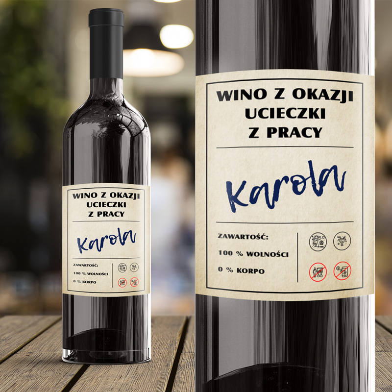 Butelka wina z etykietą "Wino z okazji ucieczki z pracy" oraz imieniem "Karola". Etykieta zawiera informacje o zawartości.
