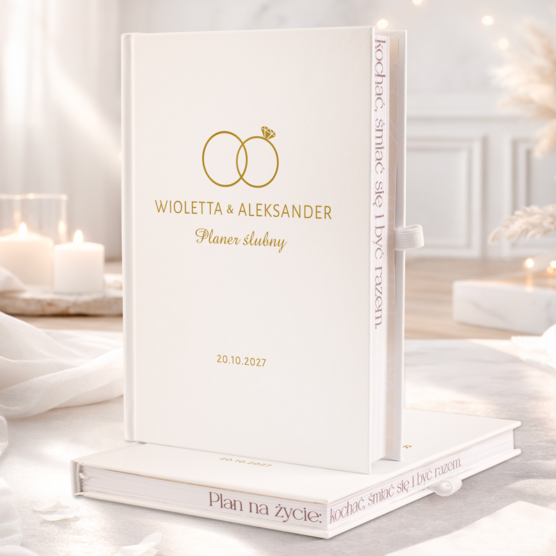 Biała książeczka z złotymi detalami, zawierająca tytuł "Planer ślubny" oraz imiona Wioletta i Aleksander.