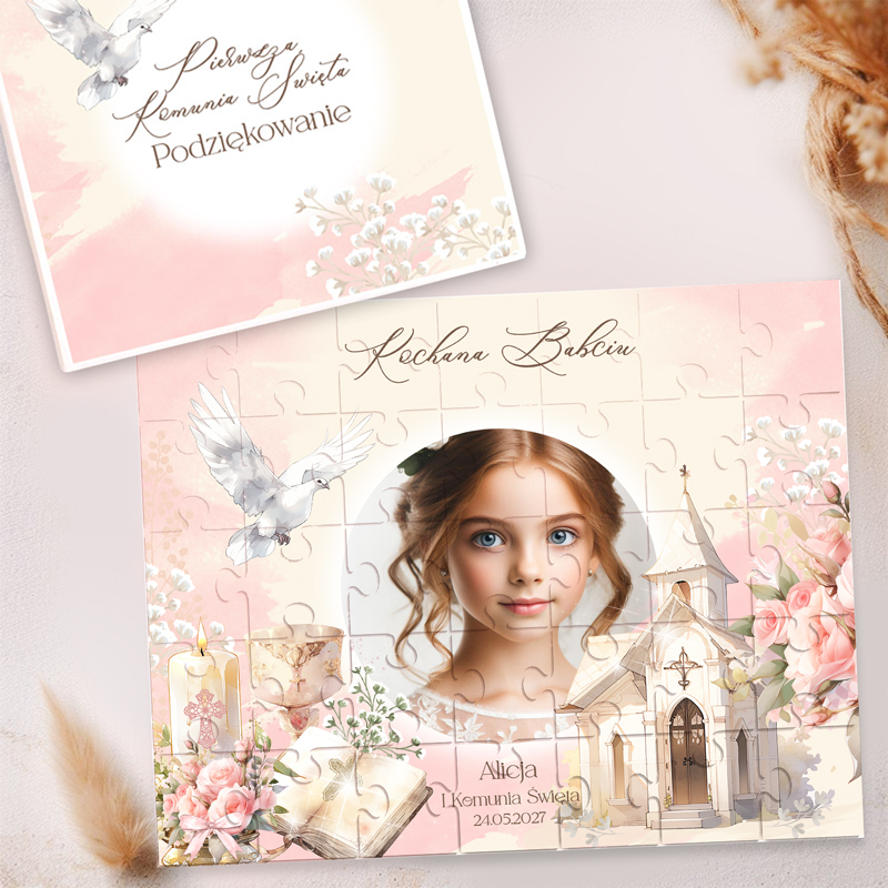 Puzzle przedstawiające dziewczynkę z uśmiechem, dekoracje w pastelowych kolorach, dzwonnicę i gołębia w tle.