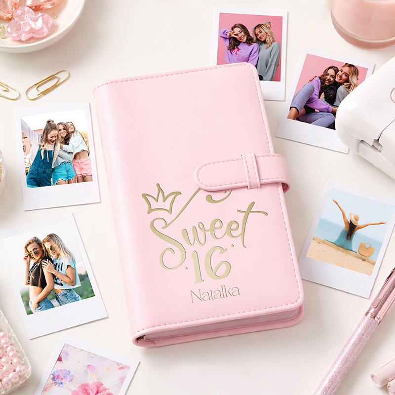 Różowy album z napisem "Sweet 16" oraz personalizacją imienia.