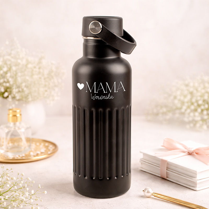 Czarna butelka z metalicznym wykończeniem, z napisem "MAMA" i imieniem "Weronika", ozdobiona uchwytem.