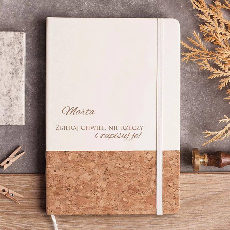 Notes z naturalnej korkowej okładką z napisem"Zbieraj chwile, nie rzeczy i zapisuj je!"