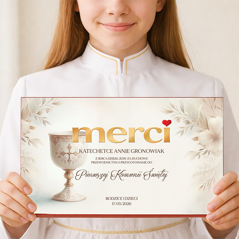 Dziewczynka w białej sukience trzyma dyplom z podziękowaniami, przedstawiający kielich i napisy w języku polskim.