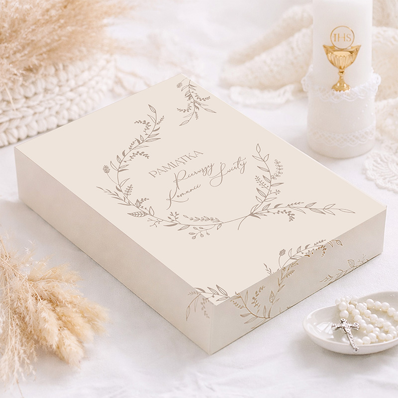 Eleganckie pudełko prezentowe na biblię komunijną. Wyjątkowe opakowanie.