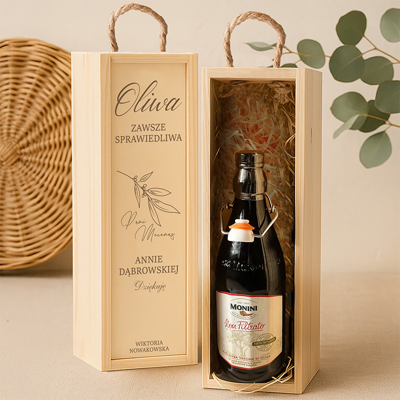 Elegancka drewniana skrzynka z oliwą Monini, z ozdobnym nadrukiem, wykończona sznurkiem i dekoracyjnym wypełnieniem.