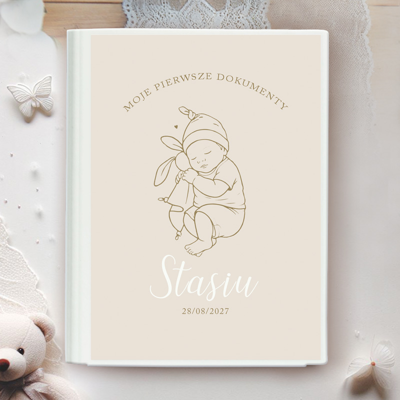 Okładka teczki zawiera napis "Moje pierwsze dokumenty", przedstawiająca rysunek dziecka z czapką. Pod spodem imię oraz data.