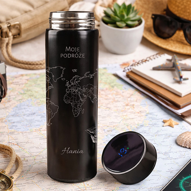 Czarny termos z mapą świata i imieniem na tle mapy z wyswietlaczem LED