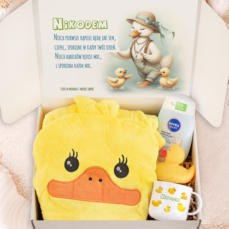 Zestaw z żółtym ręcznikiem z wizerunkiem kaczuszki, kubkiem w ozdobnym opakowaniu z imieniem dziecka