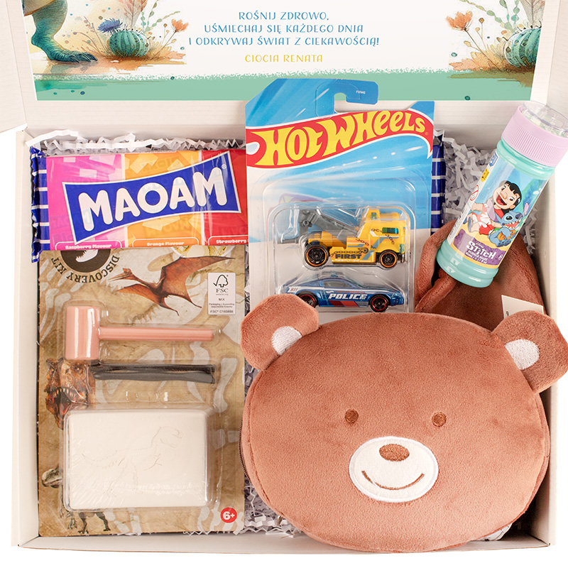 Zestaw prezentowy z zabawką Hot Wheels, cukierkami MAOAM, pluszowym misiem i innymi drobiazgami.
