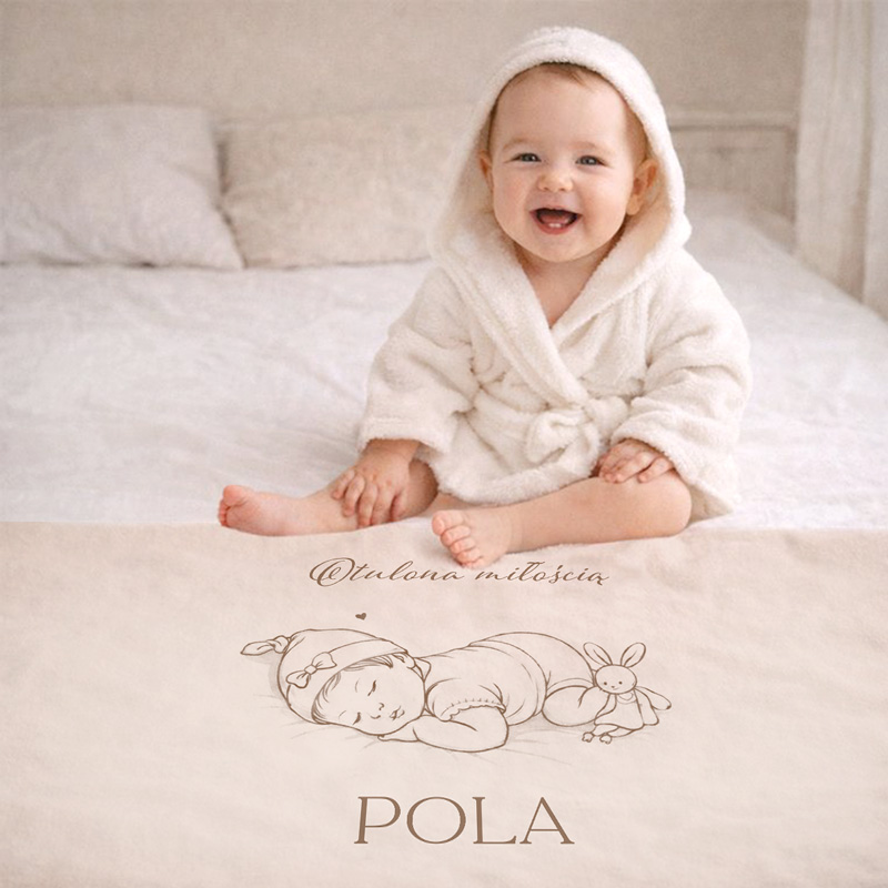 Uśmiechnięte niemowlę w białym szlafroku siedzi na łóżku, obok rysunek śpiącego dziecka i imię