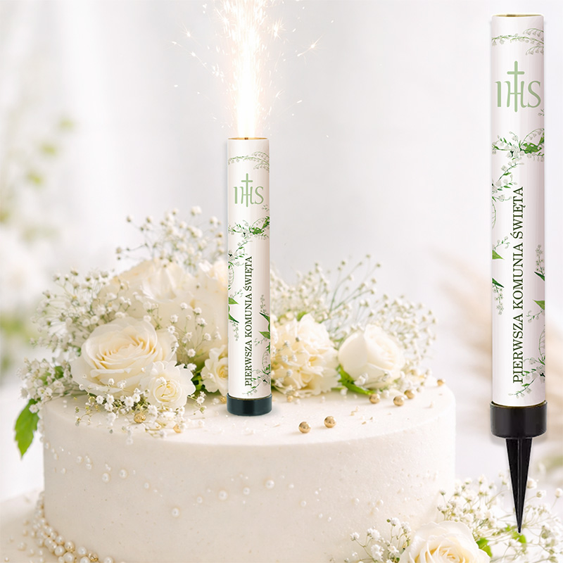 Fontanna na tort z napisem "Pierwsza Komunia Święta" oraz świeczka z efektem iskier, otoczony białymi kwiatami.