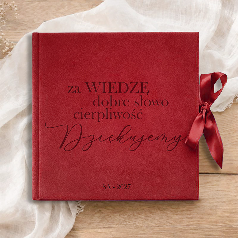 Bordowy album z wstążką, na okładce napis: "za WIEDZĘ, dobre słowo, cierpliwość, Dziękujemy"