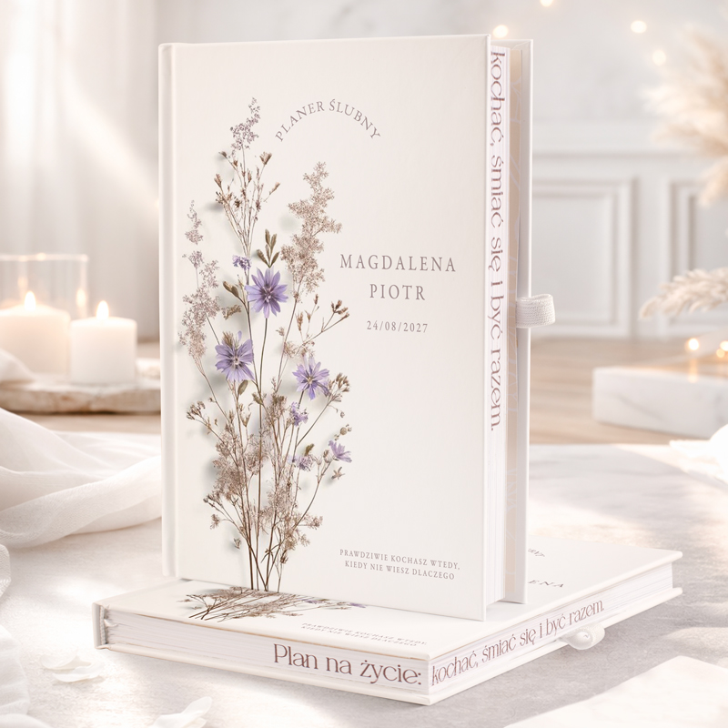 Elegancki planer ślubny z białą okładką, zdobiony suszonymi kwiatami i grafiką. W środku imiona "Magdalena" i "Piotr" oraz data.
