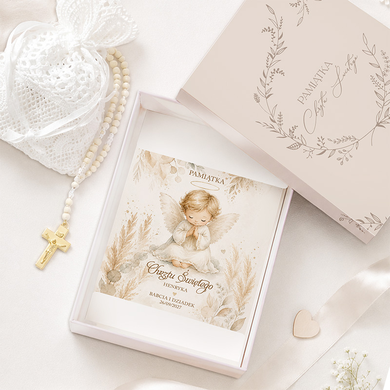 Elegancki zestaw kartki z motywem aniołka w pastelowych kolorach, ozdobiony delikatnymi roślinnymi wzorami.