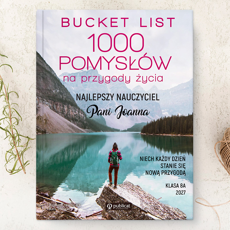 Okładka książki z tytułem „Bucket List 1000 pomysłów na przygody życia” na tle jeziora otoczonego górami. Widok na osobę w wodzie, z napisami i informacjami o nauczycielu.