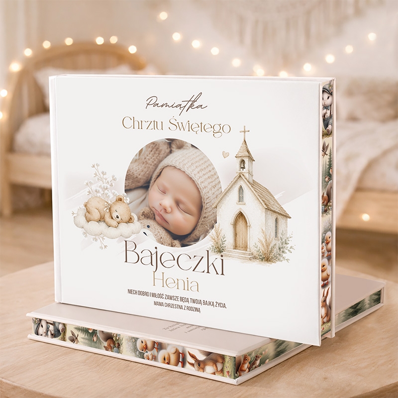 Książka na chrzest ze zdjęciem dziecka i personalizowaną okładką.