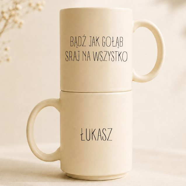 Śmieszny kubek ceramiczny z napisem „Bądź Jak Gołąb Sraj Na Wszystko” oraz personalizacją imienia.
