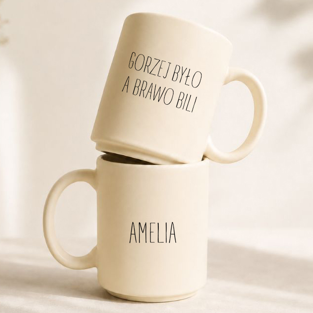 Śmieszny matowy kubek ceramiczny z napisem „Gorzej Było a Brawo Bili” oraz personalizacją imienia.