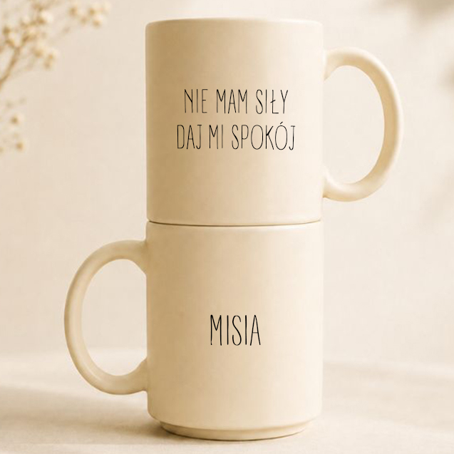 Zabawny kubek ceramiczny z napisem „Nie Mam Siły Daj Mi Spokój” i personalizacją imienia.