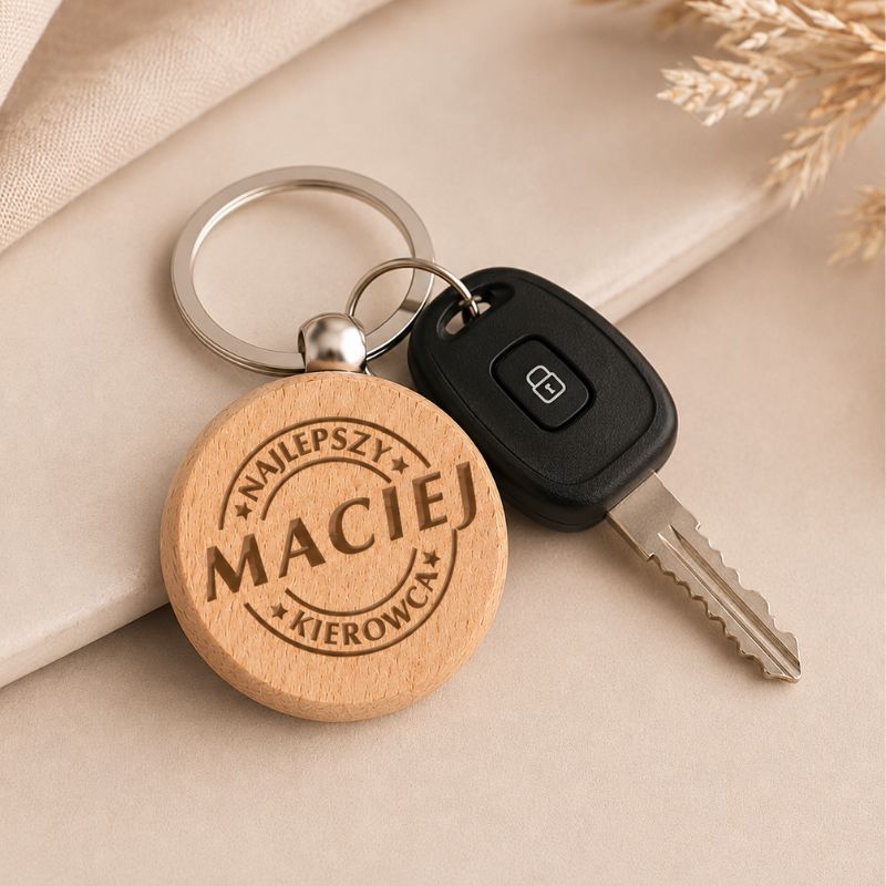 Brelok do kluczy z drewnianym oznaczeniem "NAJLEPSZY MACIEJ KIEROWCA" oraz kluczem i pilotem samochodowym.