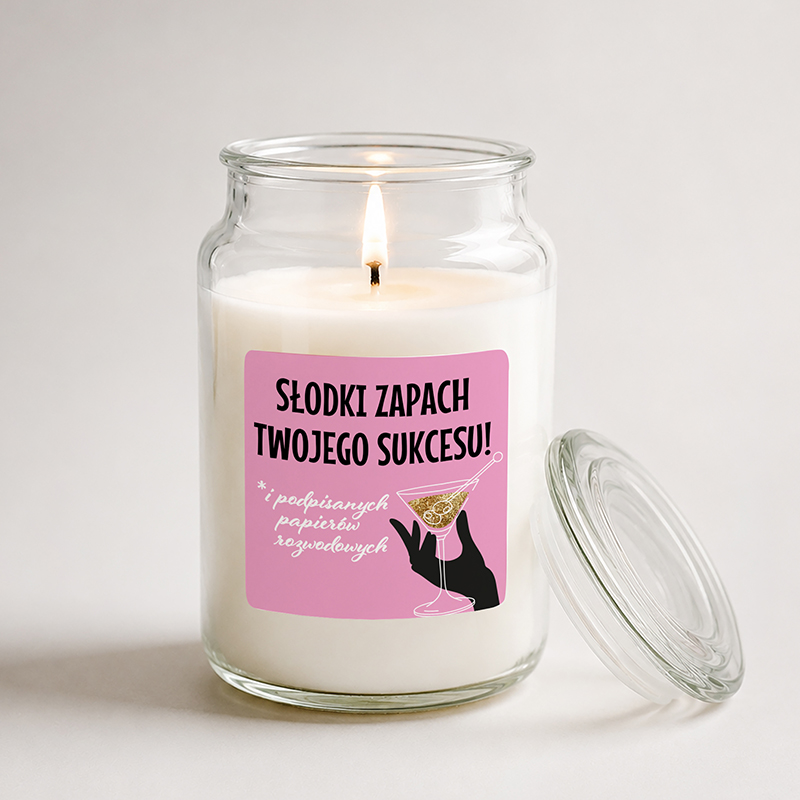 Biały świecznik w szklanym słoju z etykietą "Słodki zapach twojego sukcesu!" i rysunkiem drinka.
