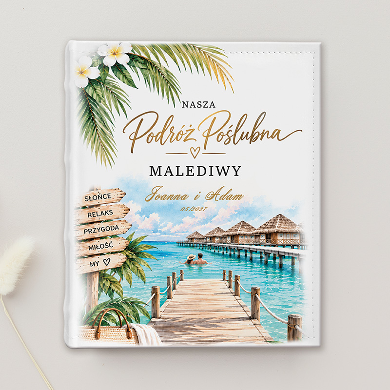 Album podróżny z tytułem "Nasza Podróż Poślubna Malediwy", zawierająca imiona oraz dekoracyjny motyw palm.