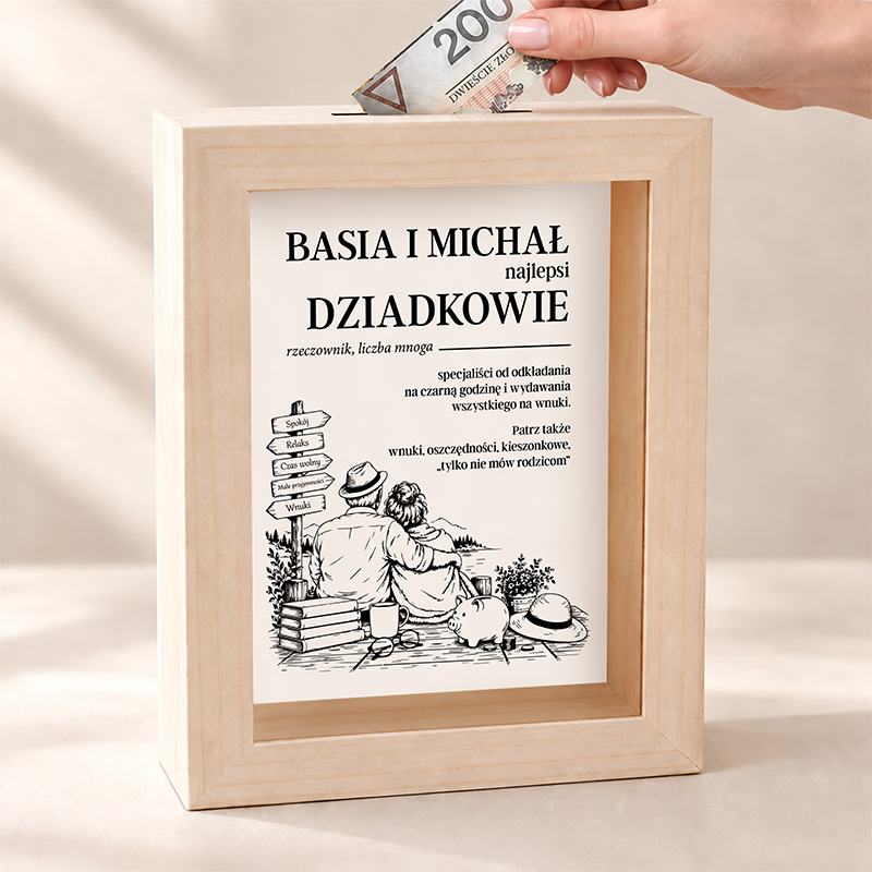 Drewniana skarbonka z definicją Najlepsi Dziadkowie i imionami. Wspólny prezent dla babci i dziadka.