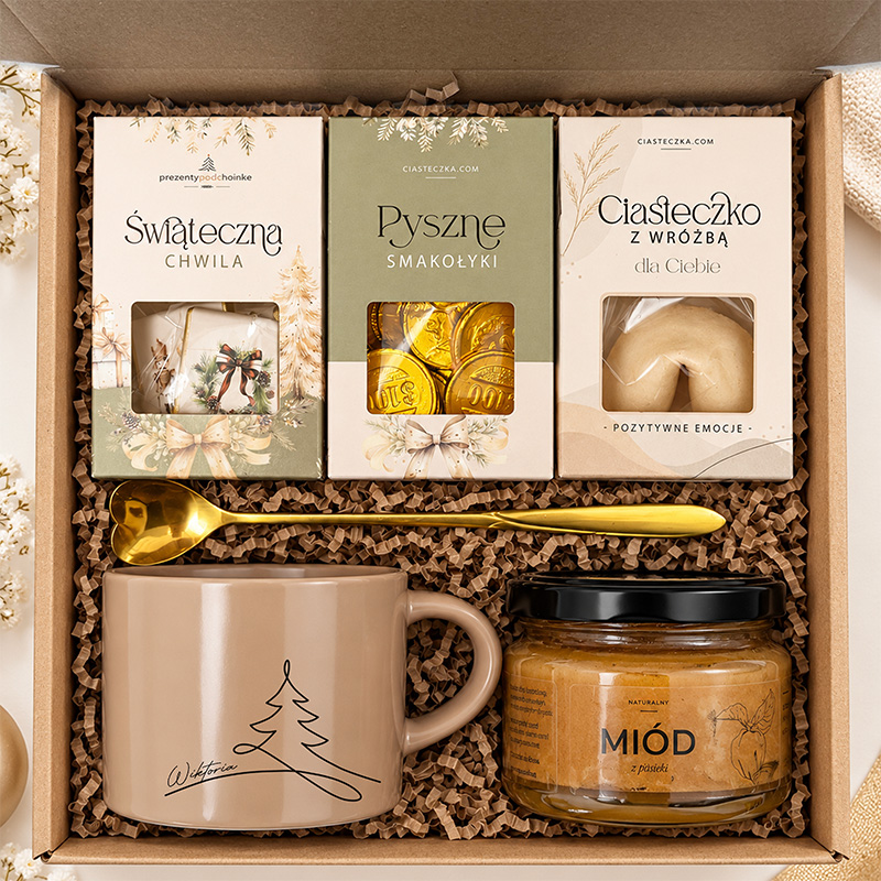 Zestaw prezentowy z kubkiem, miodem i słodkościami w eleganckim opakowaniu z dekoracyjnymi wypełnieniami. Prezent pod choinkę.