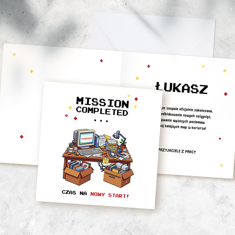 Ilustracja przedstawiająca biurko z komputerem i kartonami, z napisem "MISSION COMPLETED" oraz "Czas na nowy start!" w stylu retro.