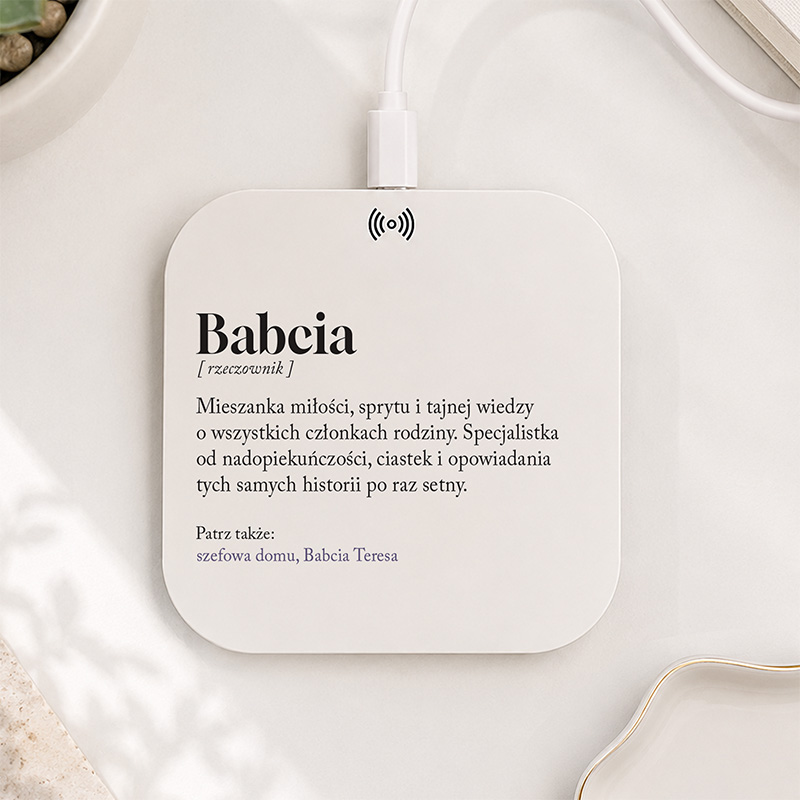Biała ładowarka indukcyjna z definicją dla babci i personalizacją imieniem.